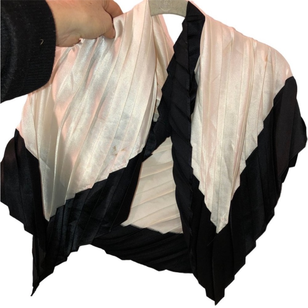 crysallis vintage tuxedo black white accordion pleat scarf
very cool